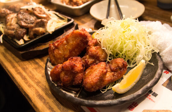 神戸三宮の居酒屋では美味しい魚をはじめとする様々なお料理を提供します